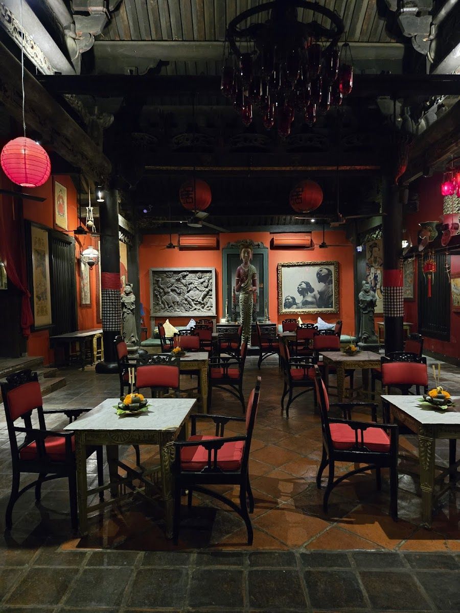 Tugu Puri Mas Bar, Bali