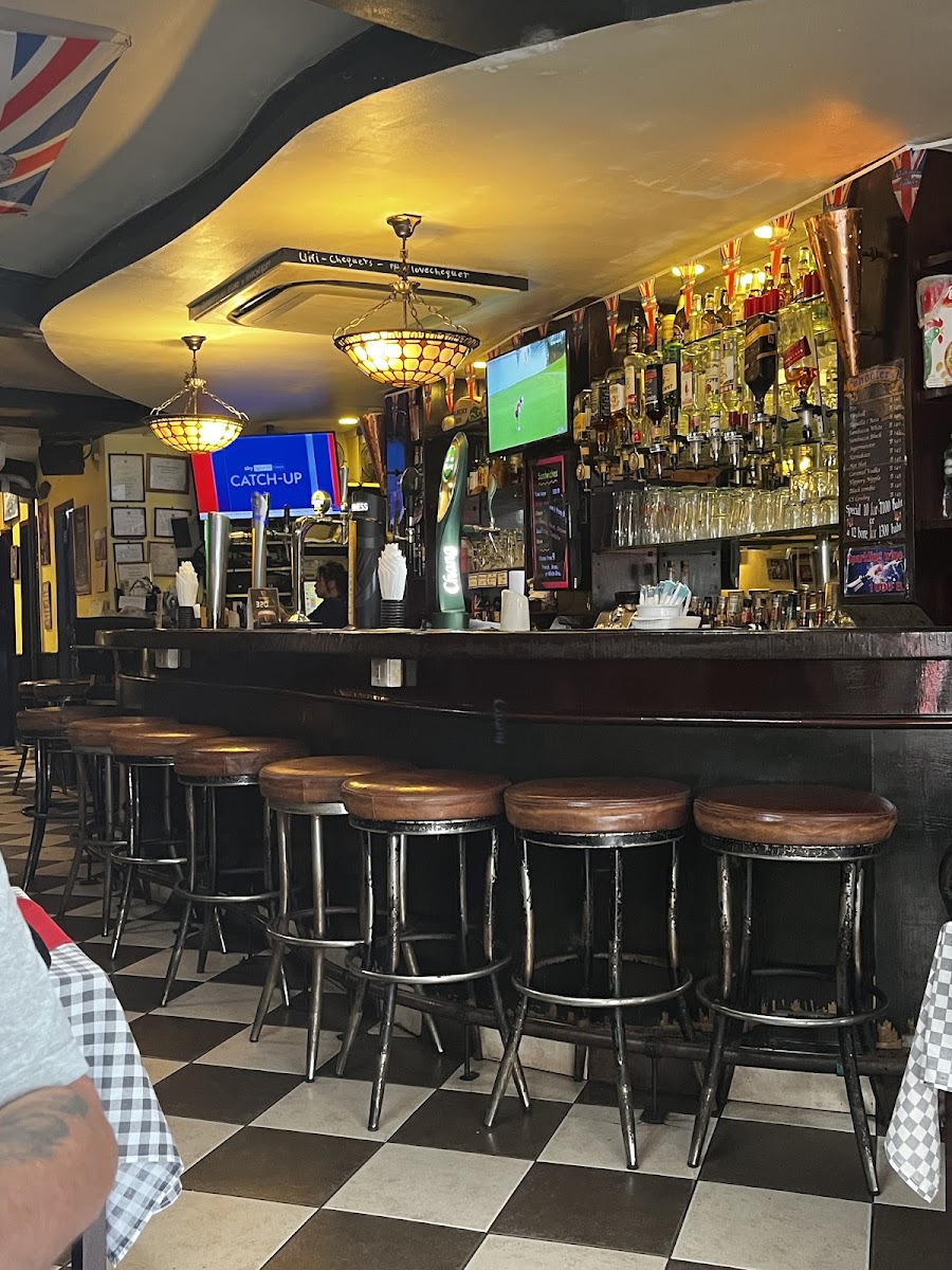 Chequers British Pub, Bangkok