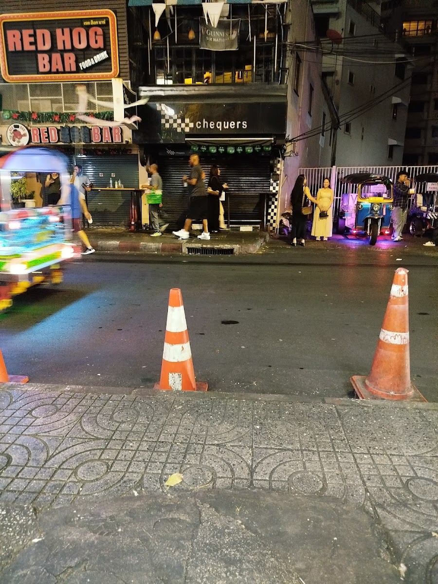 Chequers British Pub, Bangkok