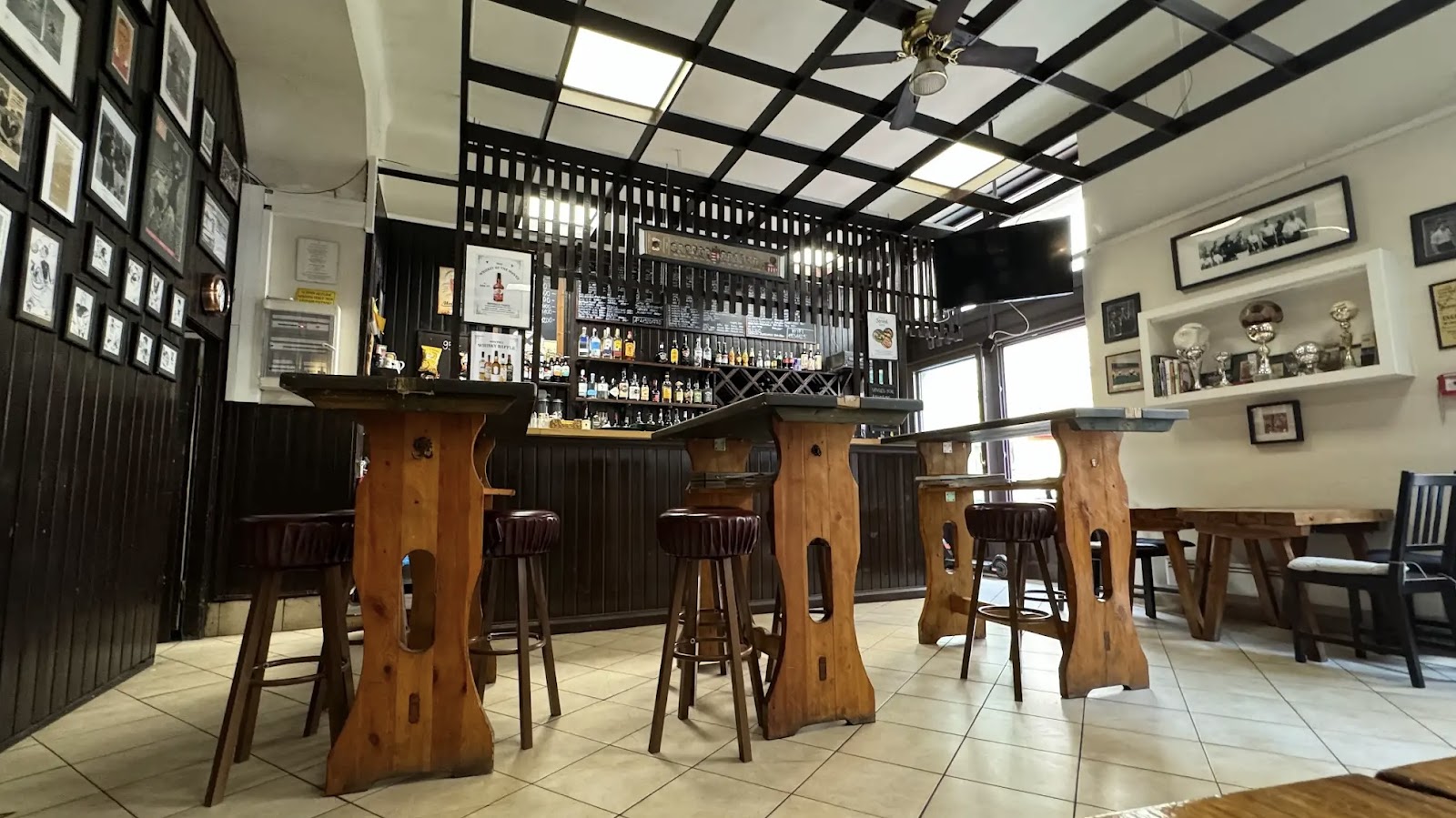 6:3 Borozo wine bar interior, Lonyay utca, Budapest