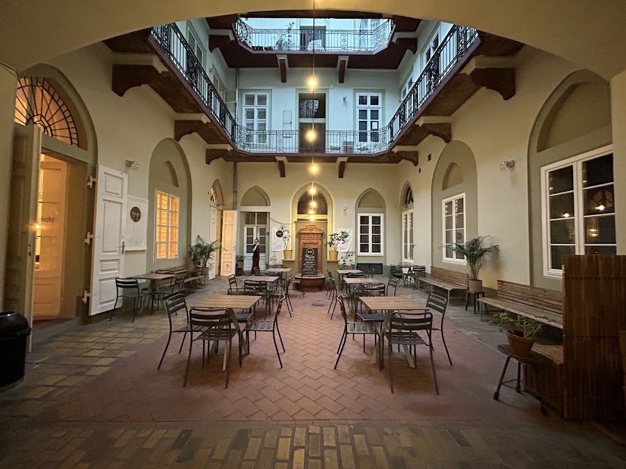 Fekete Cafe, Budapest