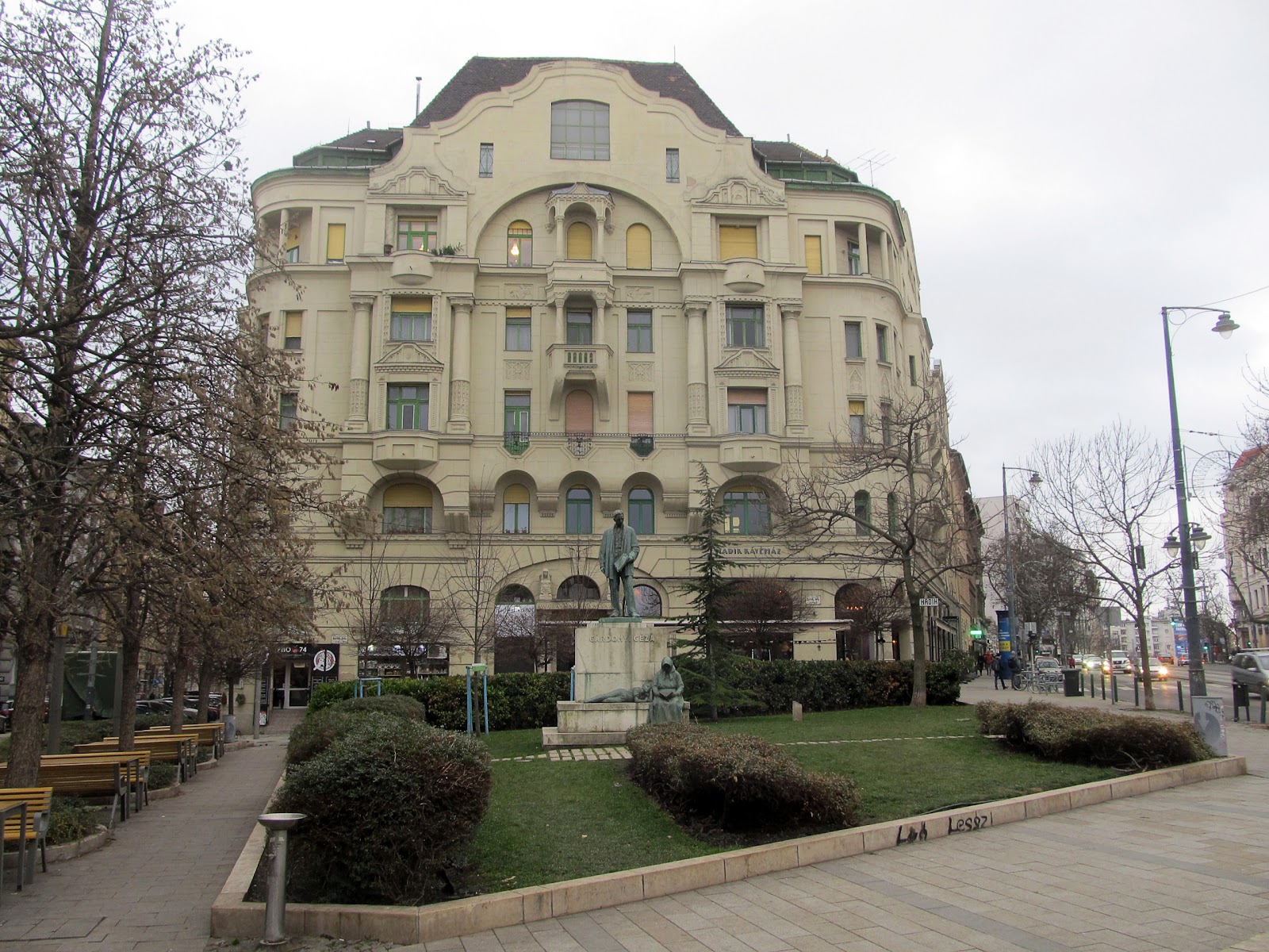 Hadik, Budapest