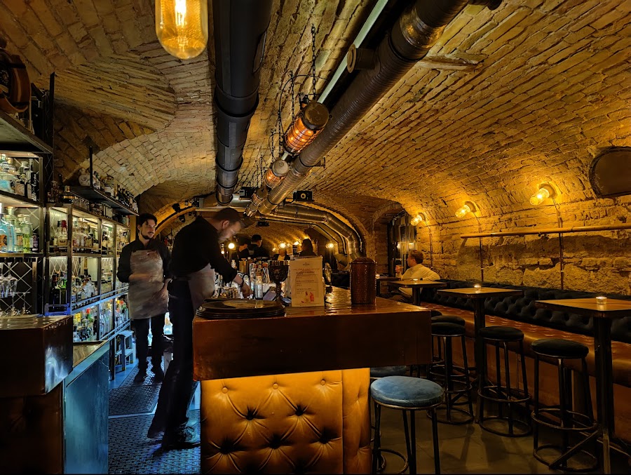 Hotsy Totsy, Budapest