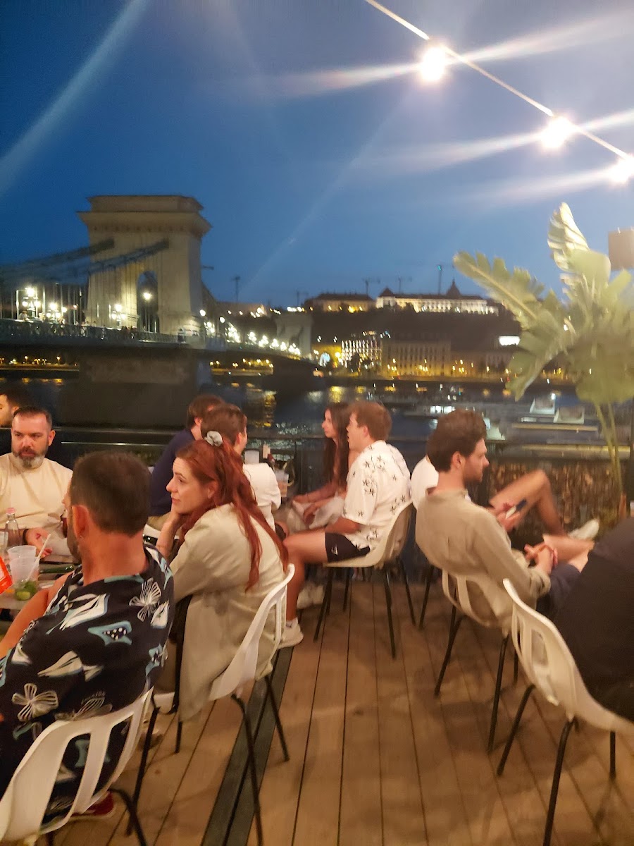 Pontoon, Budapest