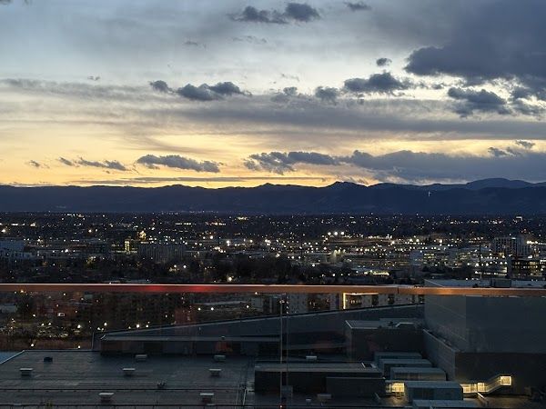 Peaks Lounge at Hyatt Regency