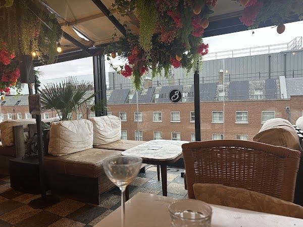 The Grafton Hotel Garden Bar