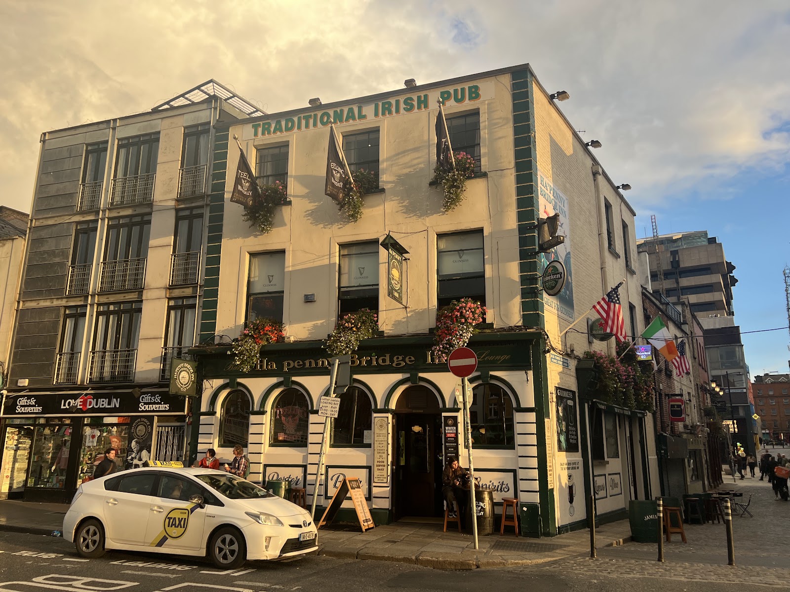 The Ha'penny Bridge Inn, Dublin