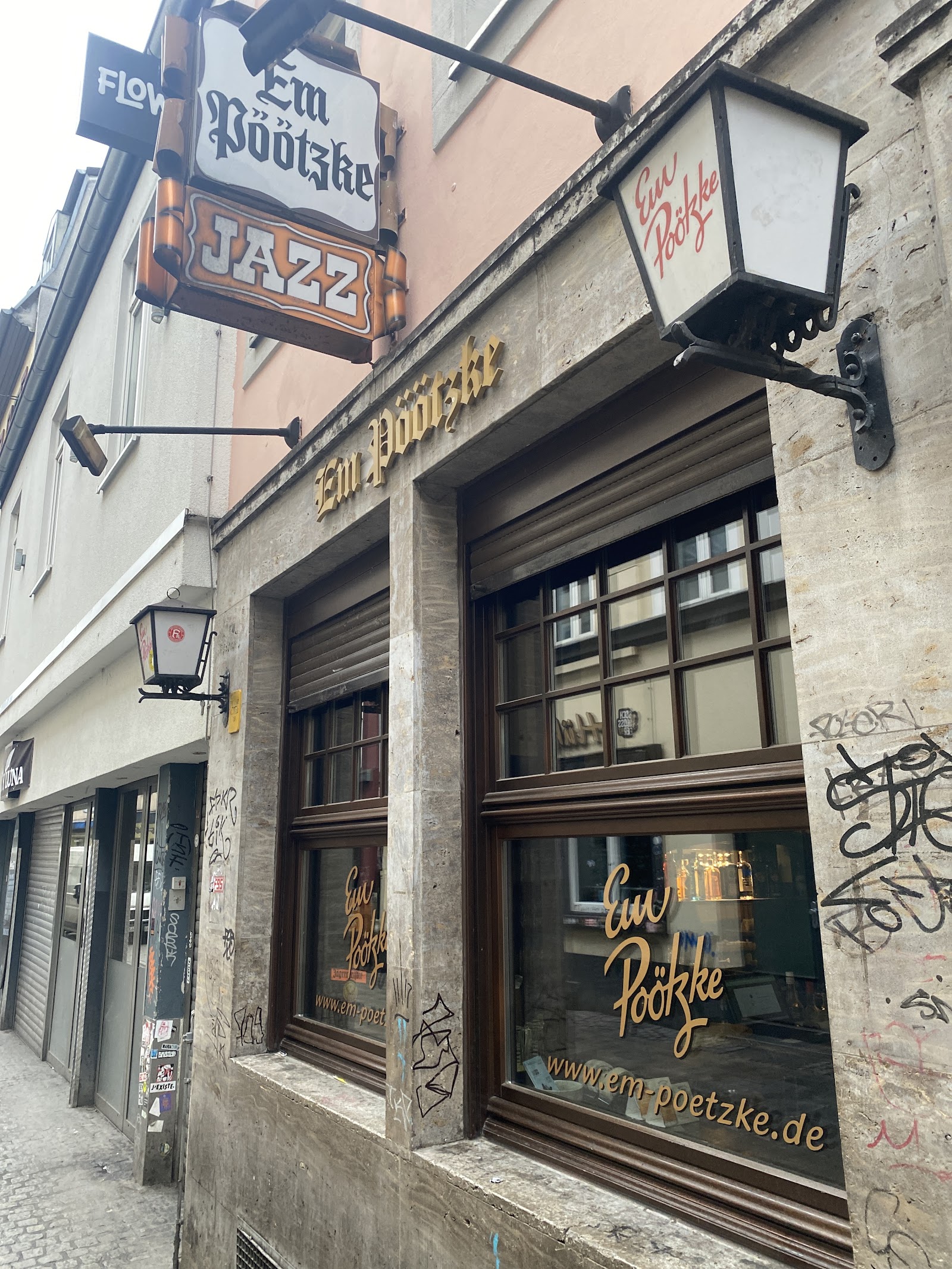 Em Pöschge Düsseldorf bar interior