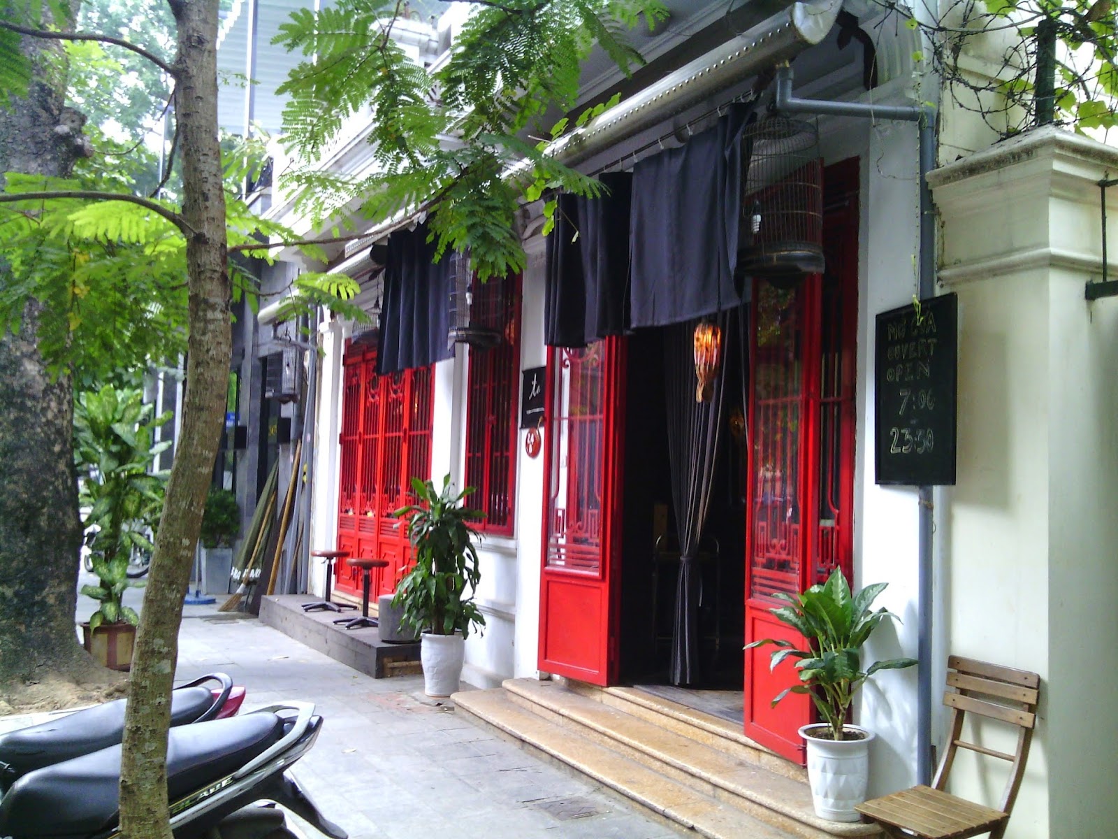 Tadioto Hanoi bar interior