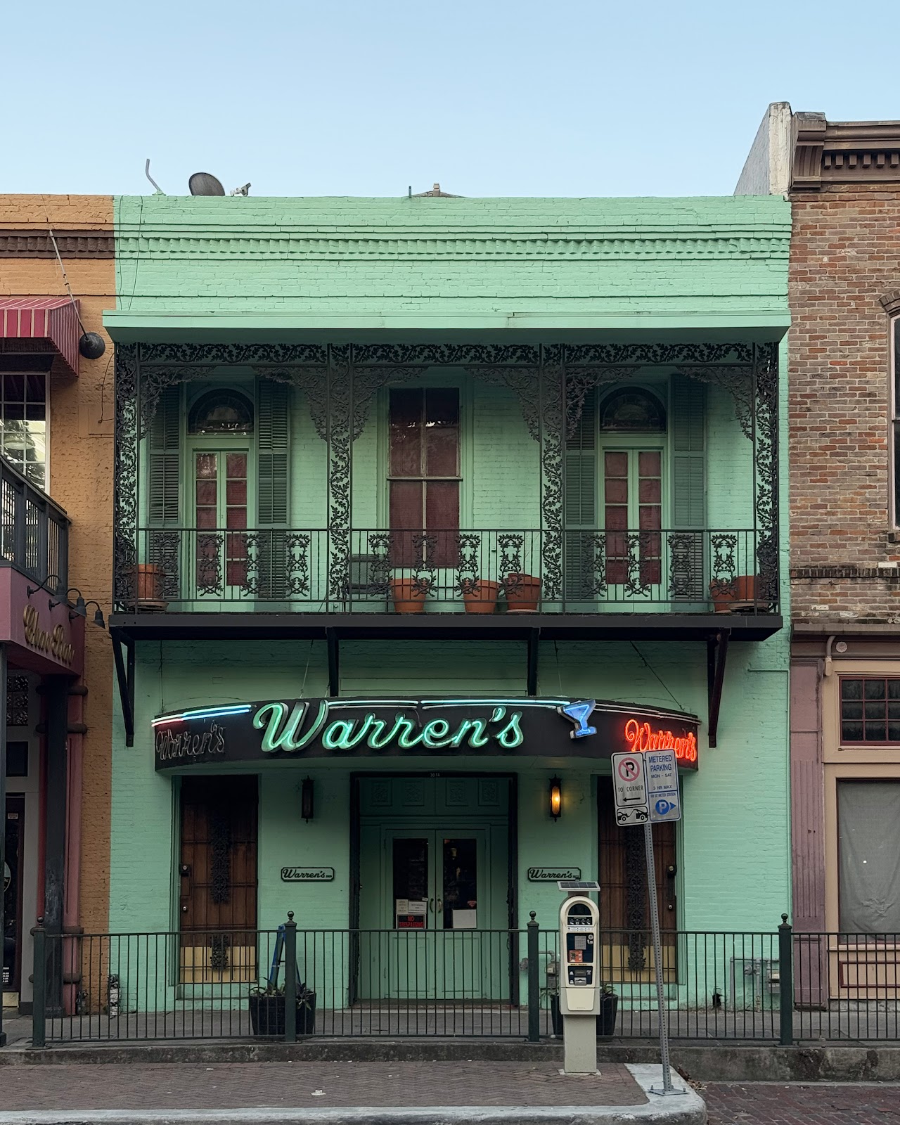 Warren's Inn dive bar interior, downtown Houston