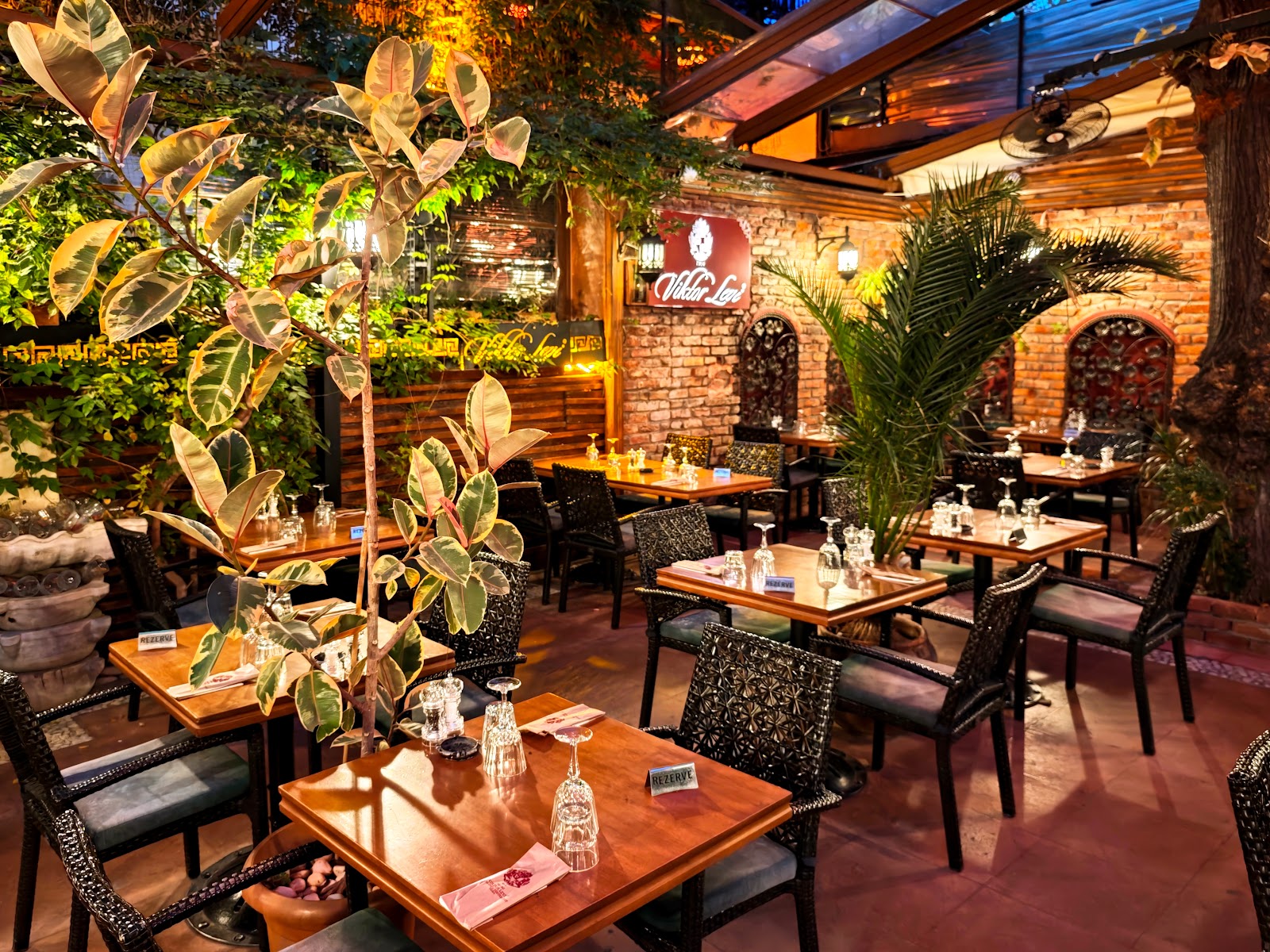 Viktor Levi Sarap Evi Istanbul bar interior