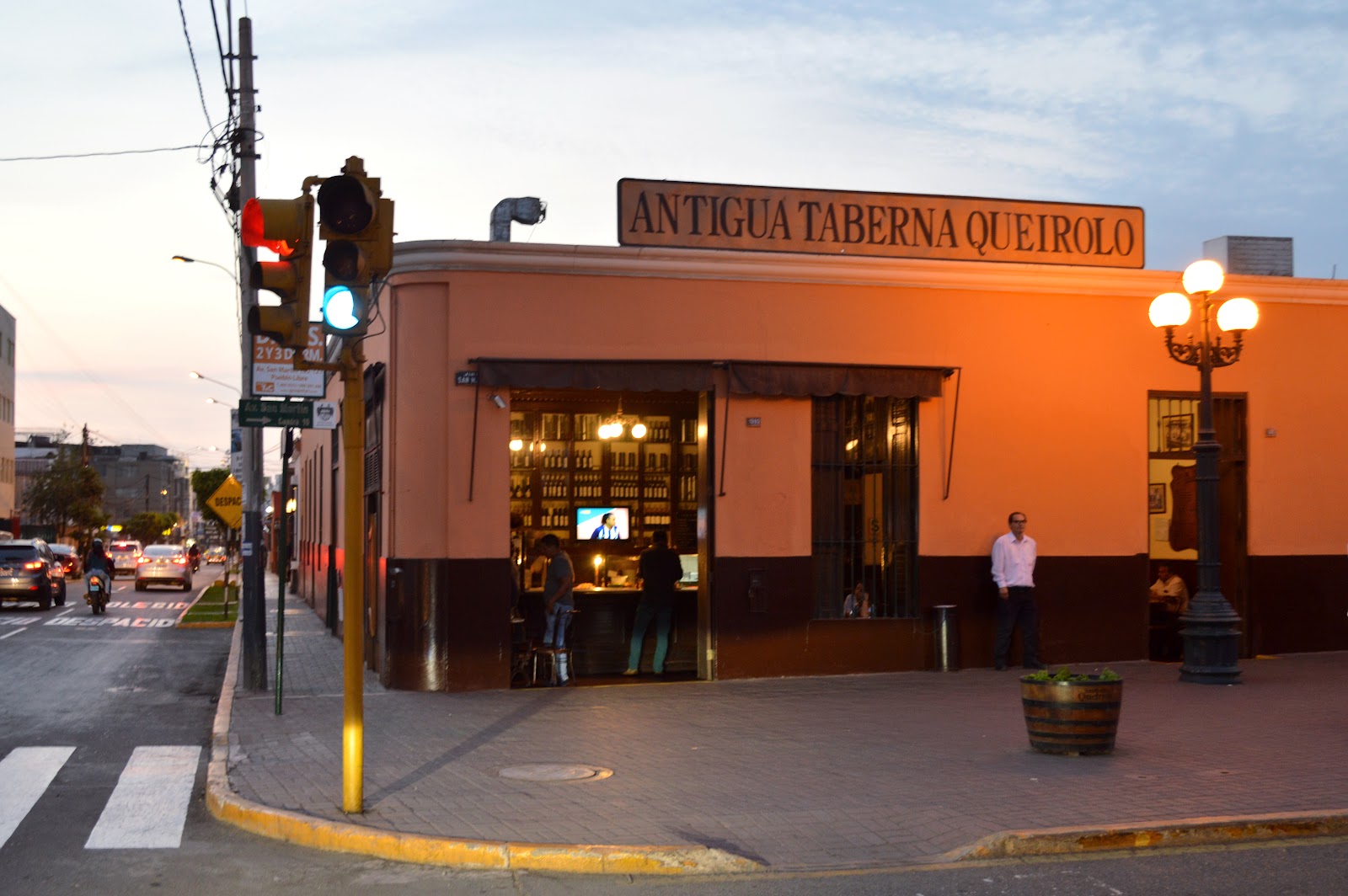 La Antigua Taberna Queirolo Lima bar interior