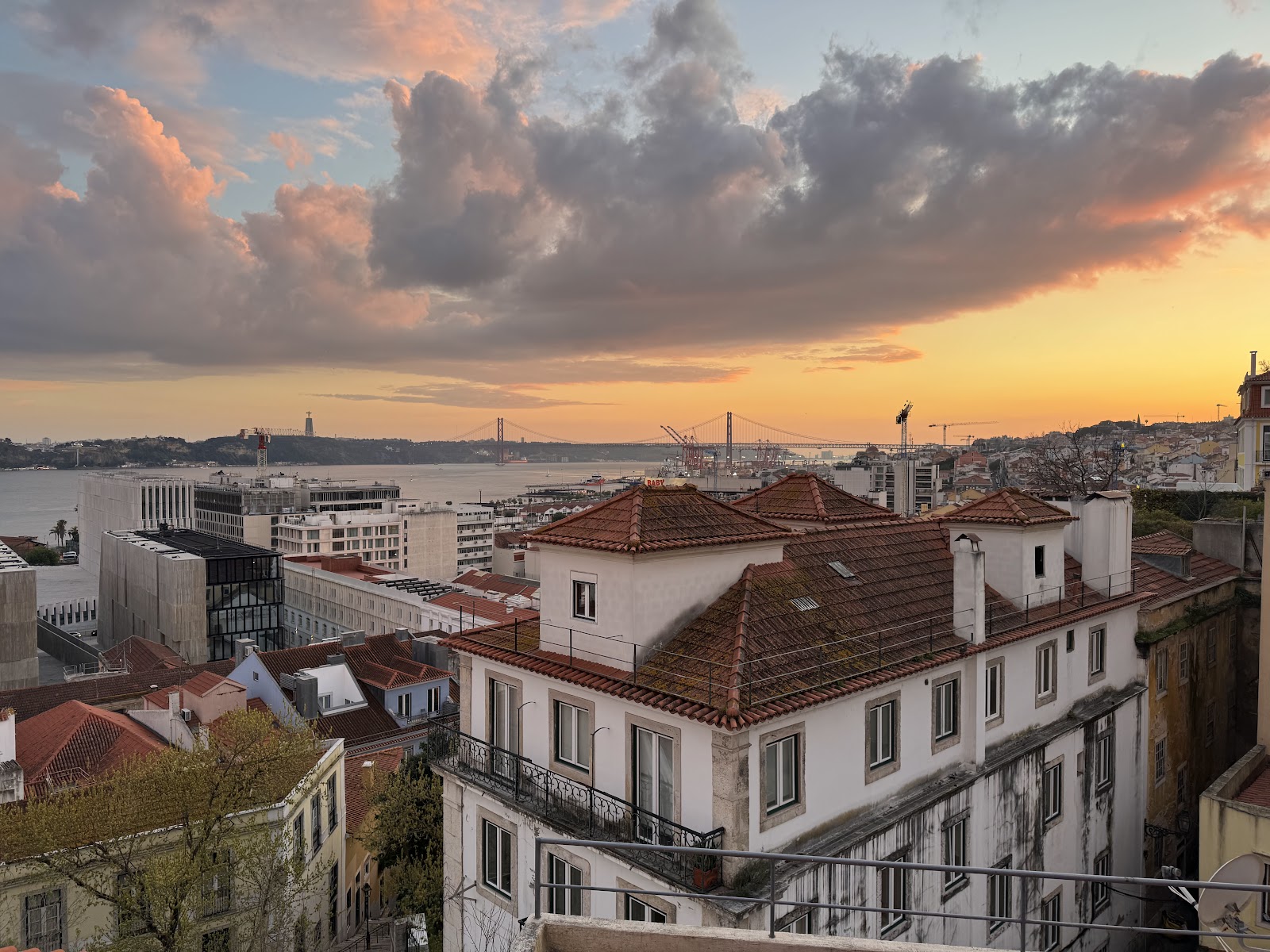 Noobai Café, Lisbon