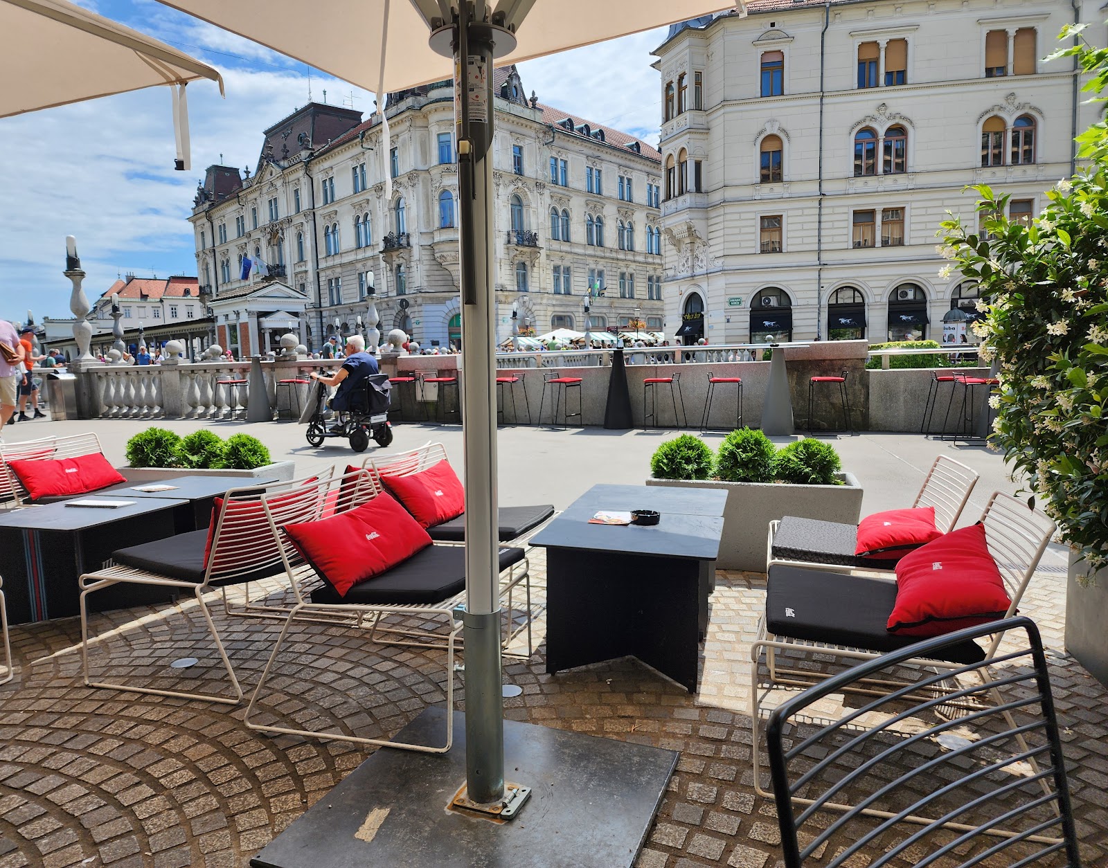 Kavarna Tromostovje Ljubljana bar interior
