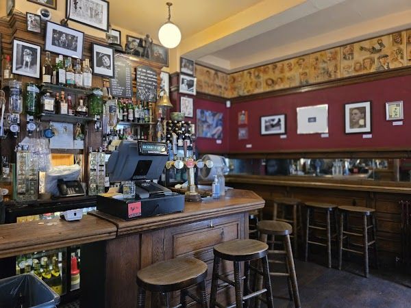 The Bar with Shoes (Bar Daskal)