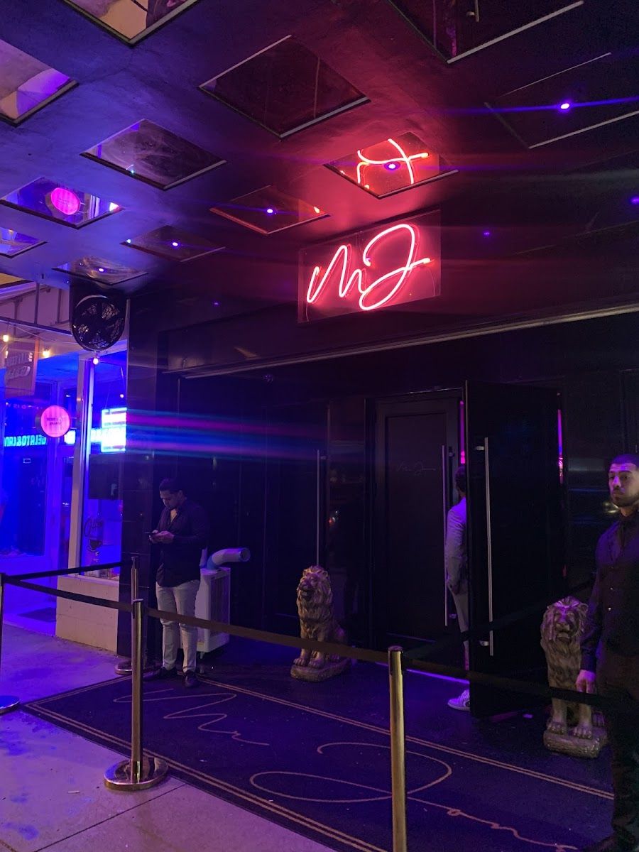 Mr Jones, Miami