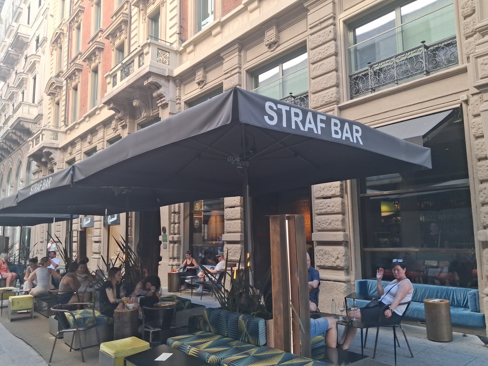 Straf Bar, Milan