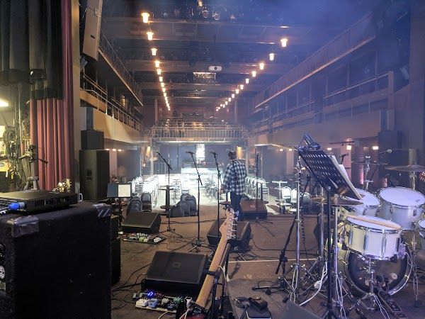 Le Balcon Cabaret Music Hall