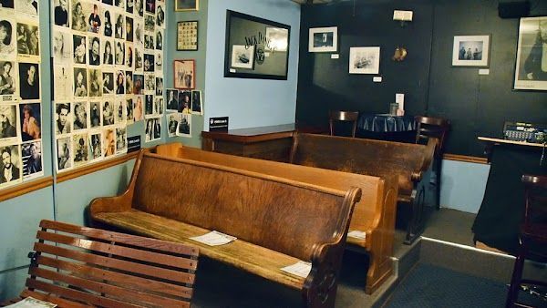 Robert's Western World