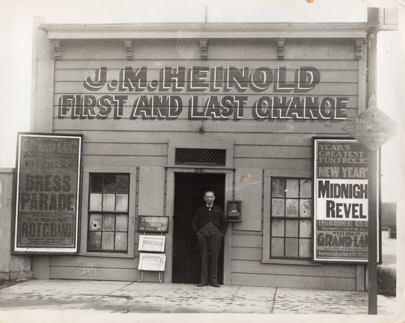 Heinold's First and Last Chance Saloon Oakland bar interior