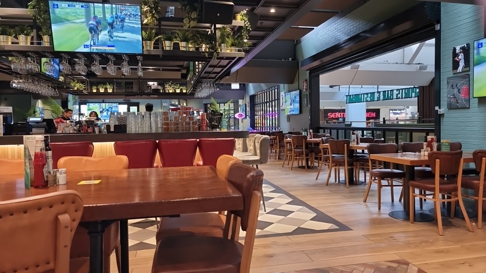 O'Learys Oslo American sports bar interior with screens on Karl Johans gate