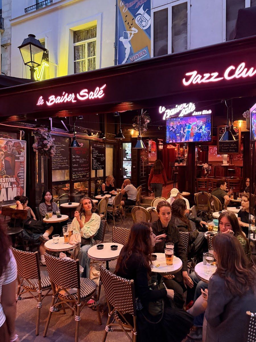 Le Baiser Sale, Paris
