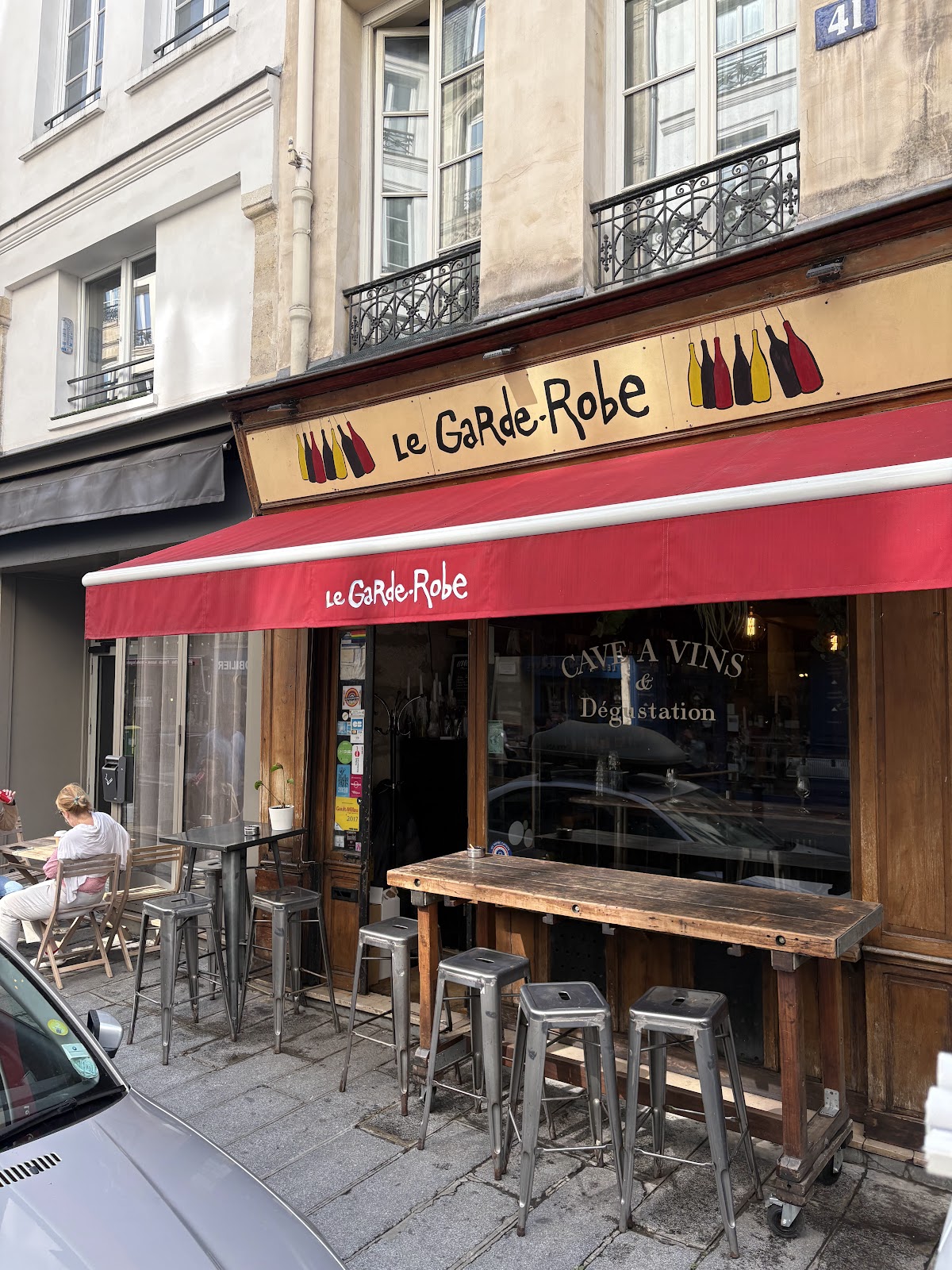 Le Garde Robe natural wine bar interior near the Louvre, Paris