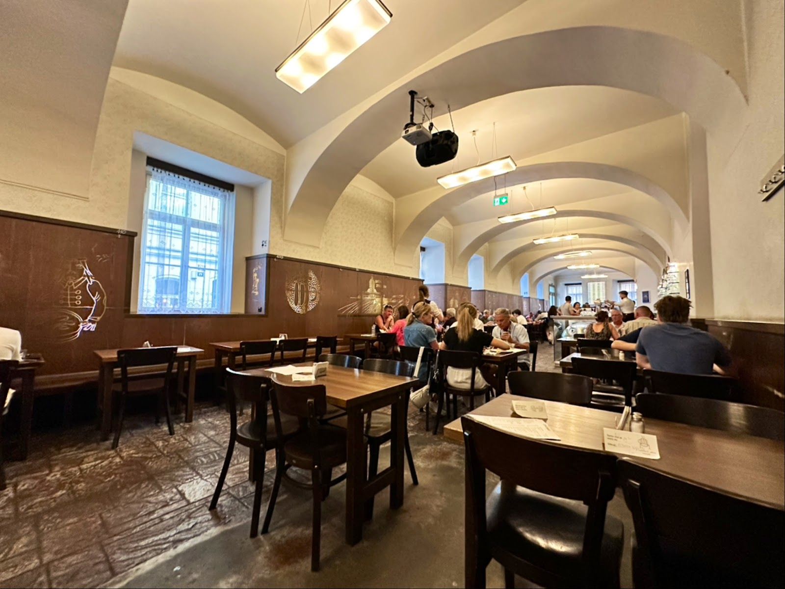 Lokale Dlouha, Prague