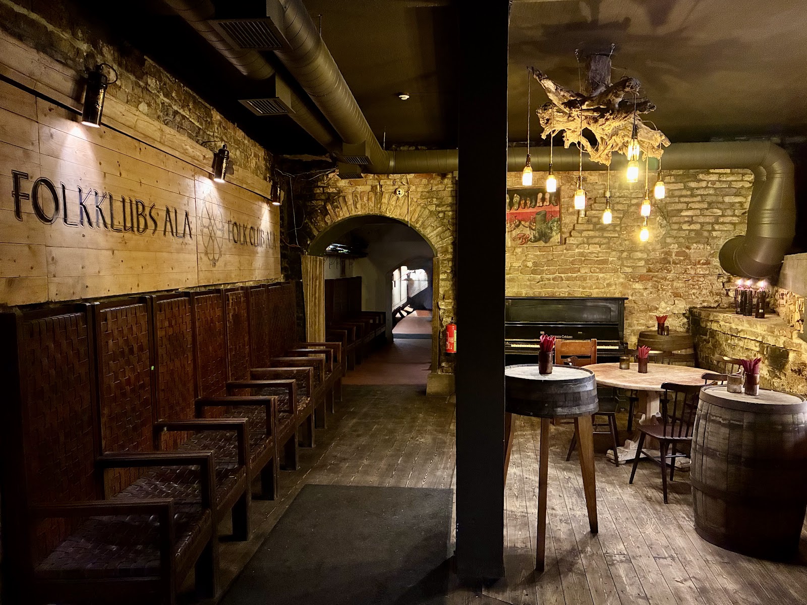 Folkklubs Ala Pagrabs Riga bar interior