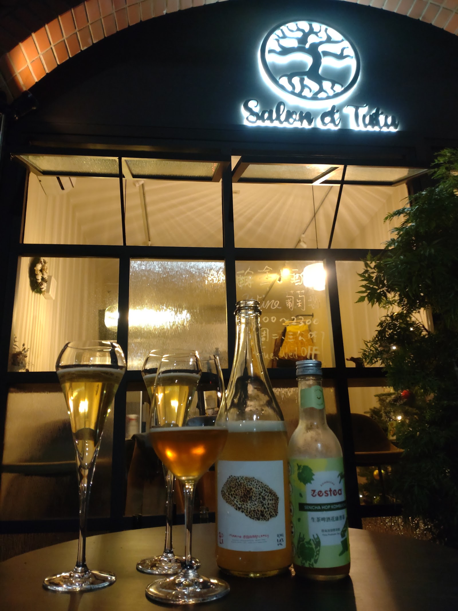 Salon et Tutu natural wine bar in Dadaocheng, Taipei
