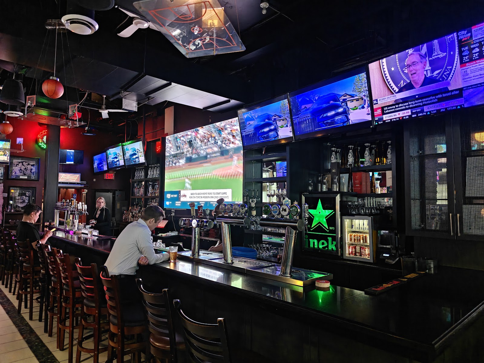 Hoops Sports Bar &amp; Grill, Toronto