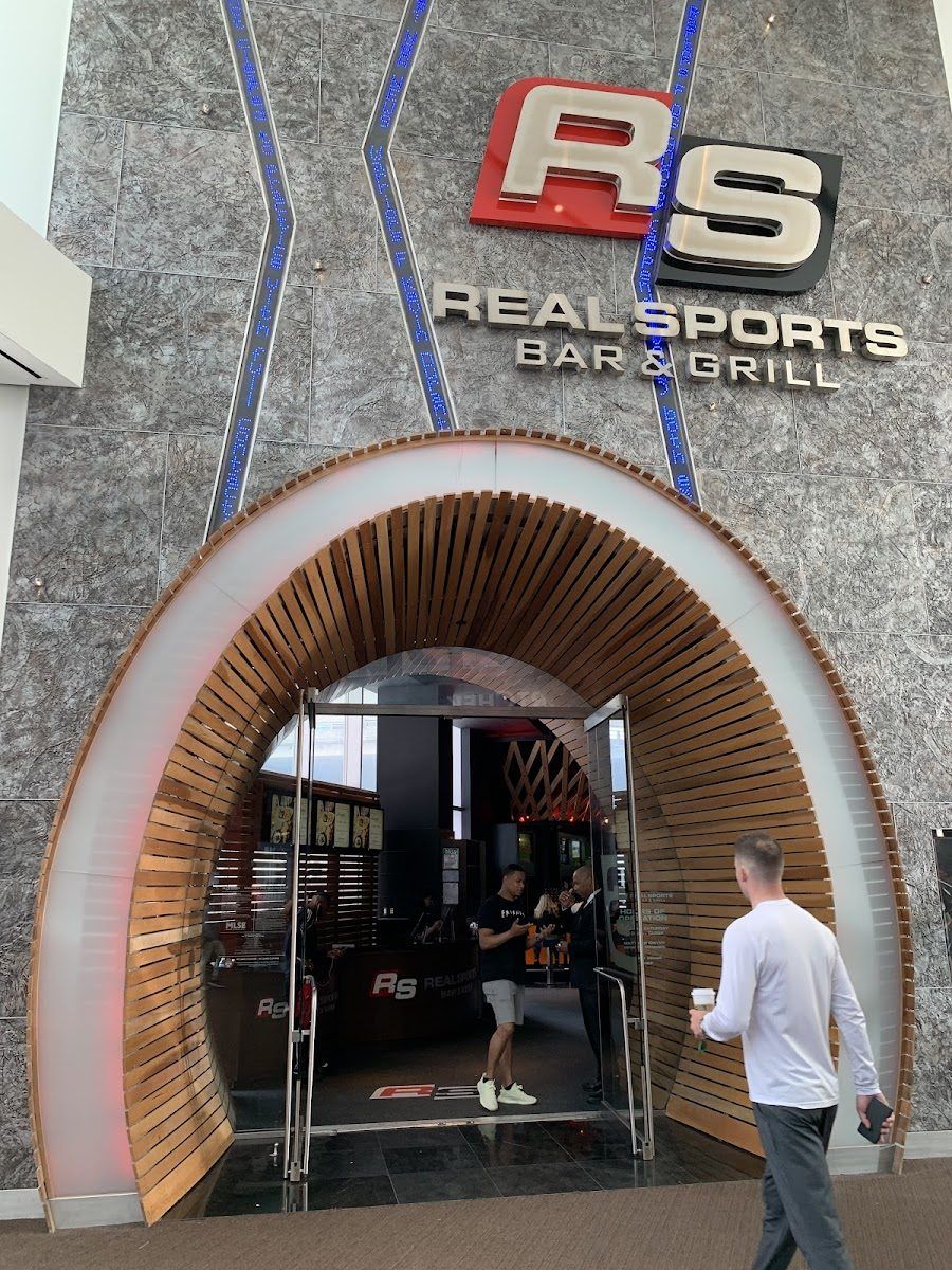 Real Sports Bar &amp; Grill, Toronto