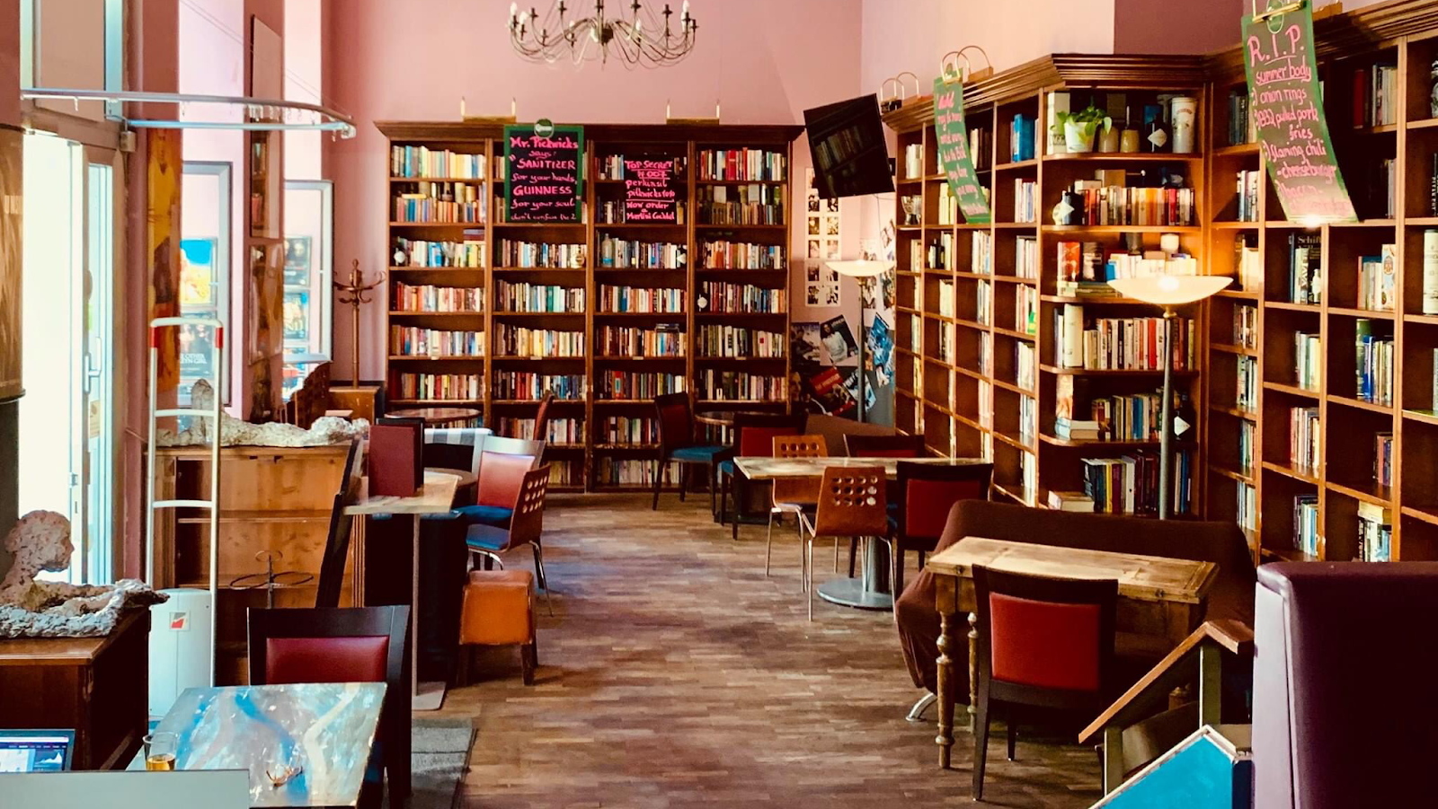 Pickwick's cafe-bar and pub with book-lined walls, Vienna