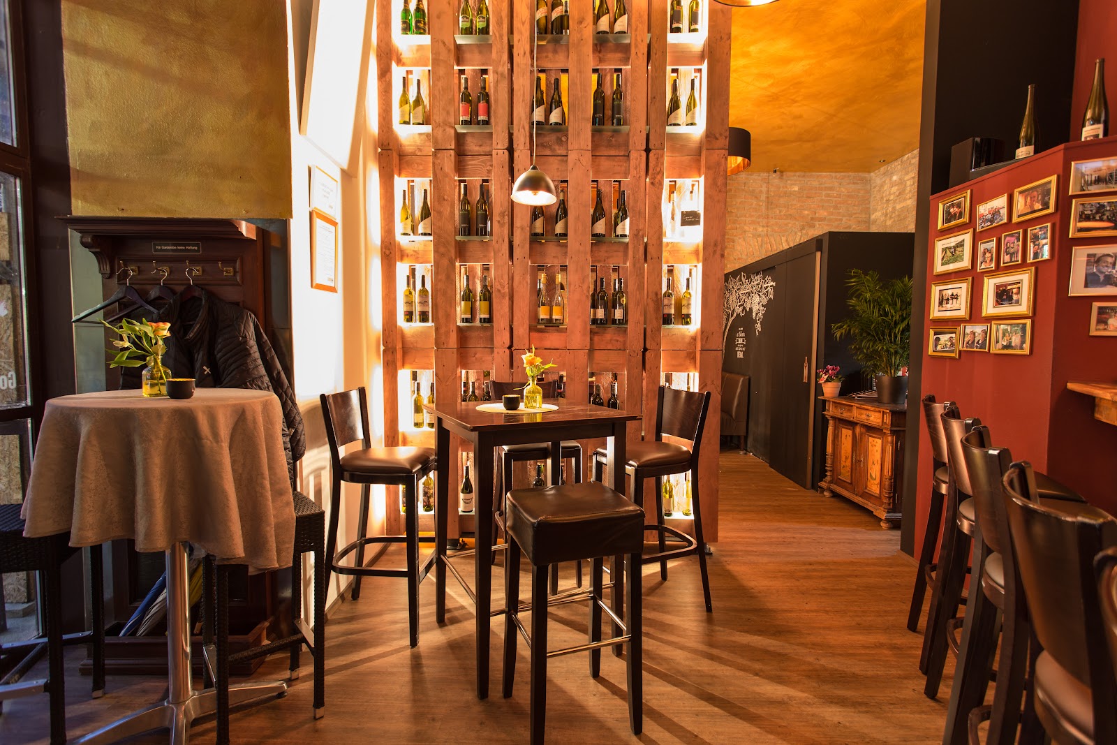 Schwirtz wine bar on Währinger Straße opposite the Volksoper, Vienna